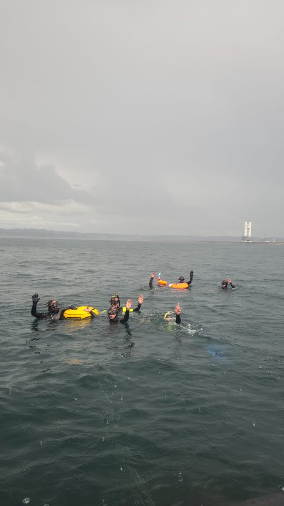 Alumno realizando apnea dinámica en piscina durante el Nivel 1 en Galicia.