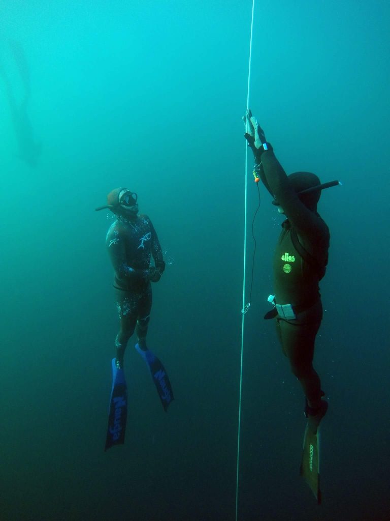 Ejercicio de seguridad en pareja durante el Curso de Apnea Nivel 1 en Vigo.