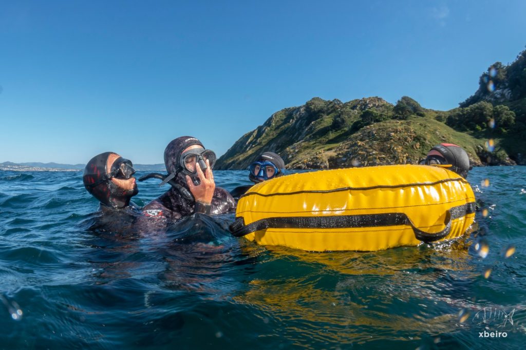 Alumno aprendiendo flotabilidad y relajación en el Curso de Apnea Nivel 1 en Vigo.